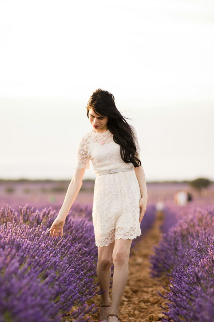 transgender woman enjoy the lavender camps from Brihuega Guadalajara. lifestuyle Auttunmal colors